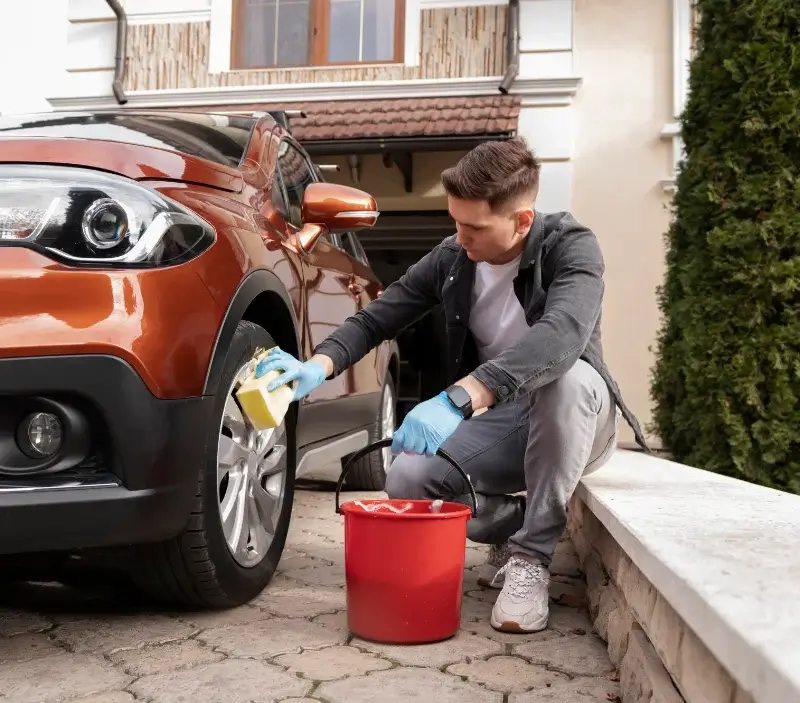 Lavage auto à domicile Decazeville : professionnel intervenant sur un véhicule